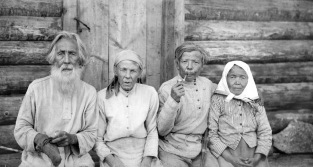 Pjankova küla 1925. Kamassi perekond Saltygakovid tädi Daria metsmaasikavälu juures. / СМДО КубГУ