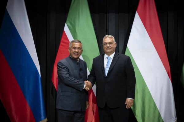 Tatarstani rais Röstäm Miñnexan (paremal) Venemaa Föderatsiooni esindajana Ungarisse, kus võttis osa Püha Istvani päeva tähistamisest ja kohtus Ungari peaministri Viktor Orbániga