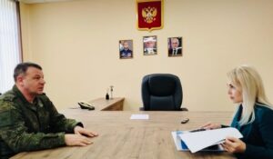 Petroskoi linnapea Inna Kolyhmatova peab nõu Vene 149. lennuväediviisi komandöri Sergei Aksjonoviga