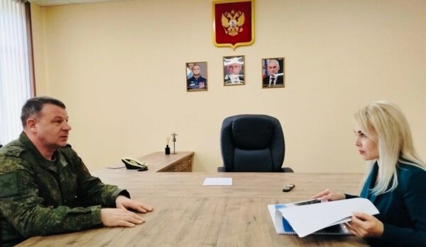 Petroskoi linnapea Inna Kolyhmatova peab nõu Vene 149. lennuväediviisi komandöri Sergei Aksjonoviga