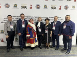 Neenetsi delegaadid Moskva põlisrahvaste kongressil 2025 aprillis