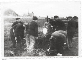 1956. a kevadel eestlased Vorkuta laagri nr 10, kaevanduse nr 29 kalmistul, hukkunute mälestussamba rajamisel. Vasakul: Richard Aavisto, Enno Rattas ja Albert Maripuu. Paremal: Bernhard Mark, Johannes Marleen, Arno Kukk ja Rein Aru.