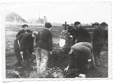 1956. a kevadel eestlased Vorkuta laagri nr 10, kaevanduse nr 29 kalmistul, hukkunute mälestussamba rajamisel. Vasakul: Richard Aavisto, Enno Rattas ja Albert Maripuu. Paremal: Bernhard Mark, Johannes Marleen, Arno Kukk ja Rein Aru.