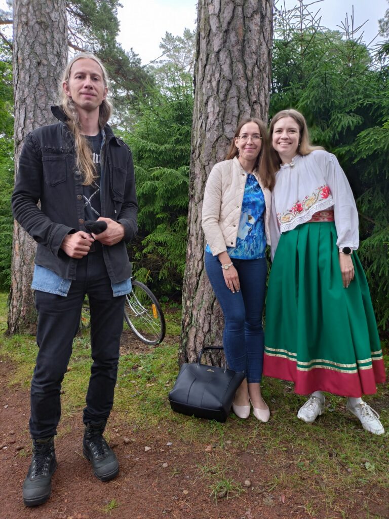 Fenno-Ugria suvekooli osalejad ingeri laulupeol