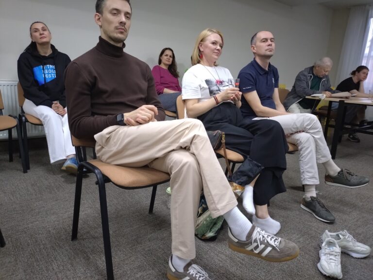 Fenno-Ugria suvekooli osalejad (tagareas) Natalia Ermakov, Žanna Toht, (esireas) Anna Venchakova, Dmitry Denisov.