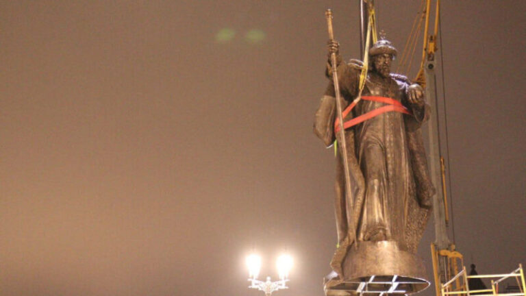 Ivan Groznõi ausammas