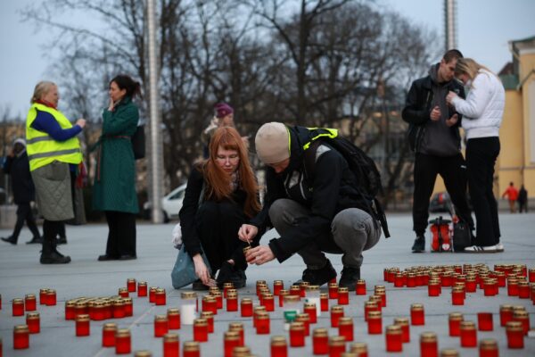 На площади Свободы в Таллинне зажгли свечи в память о жертвах мартовских депортаций. (Фото: Ken Mürk/ERR)